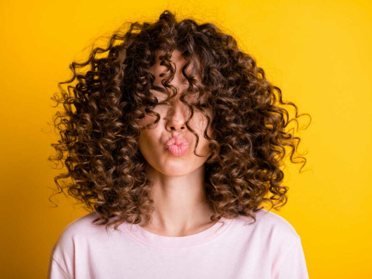 Boucles Curly : Technique Facile pour Cheveux Bouclés Volumineux