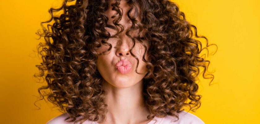 Boucles Curly : Technique Facile pour Cheveux Bouclés Volumineux