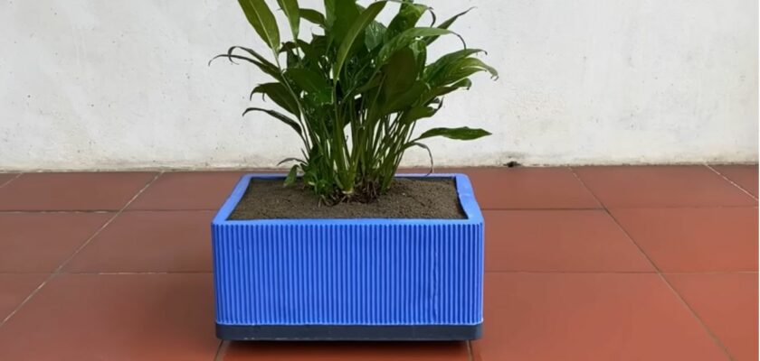plateau en plastique utilisé pour fabriquer un pot de fleurs DIY