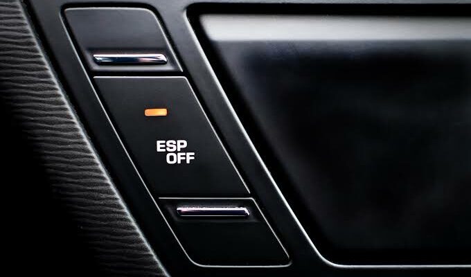 bouton ESP dans une voiture