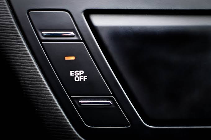 bouton ESP dans une voiture
