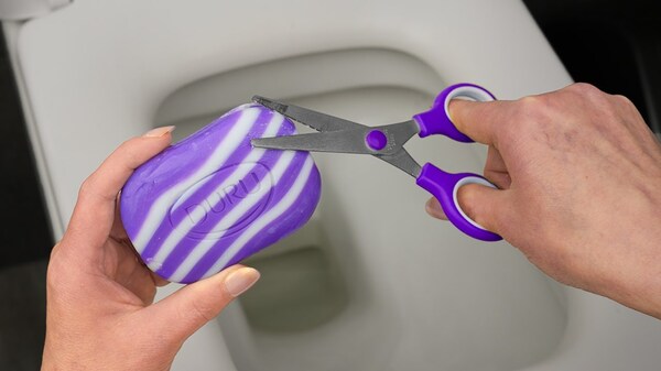 Pourquoi utiliser du savon pour nettoyer les toilettes L’astuce simple à connaître