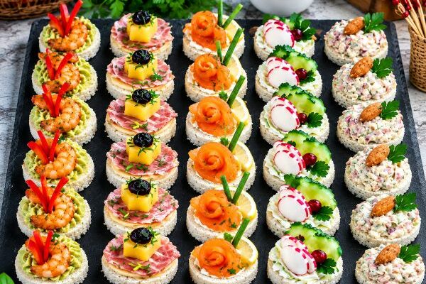 mini-canapés variés sur base de pain de mie pour l'apéritif